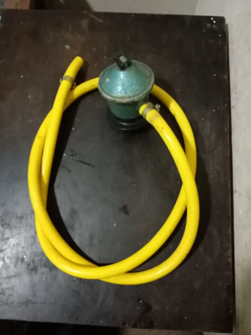 Regulador de gas con manguera amarilla