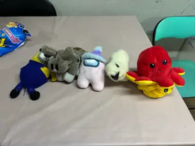 Set de peluches variados de personajes - miniatura 1