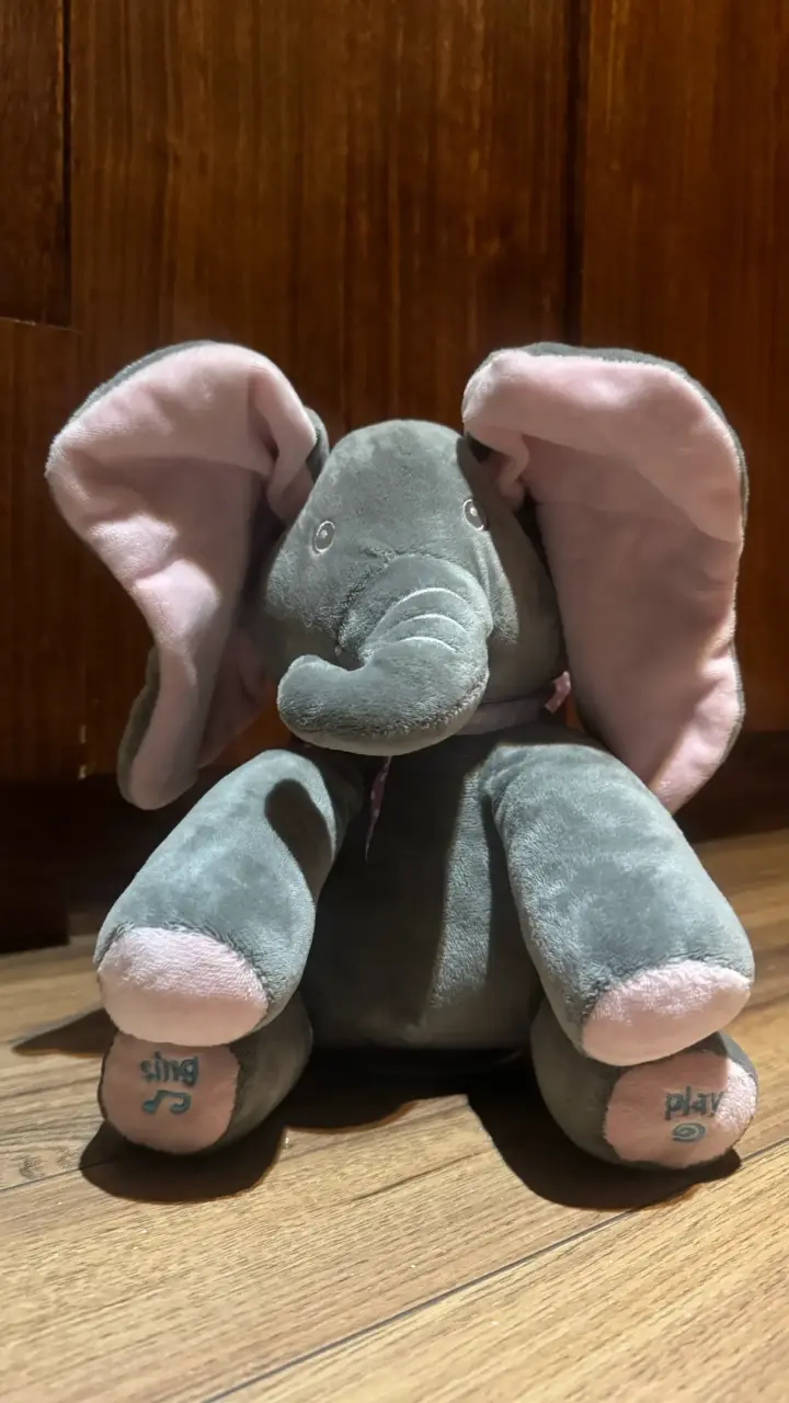 Peluche elefante interactivo gris y rosado - 1