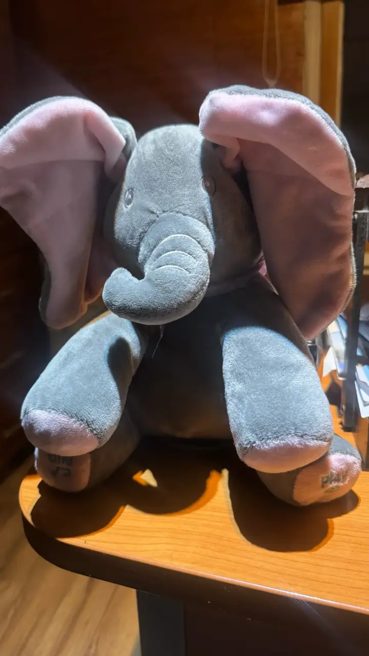 Peluche elefante interactivo gris y rosado - 2