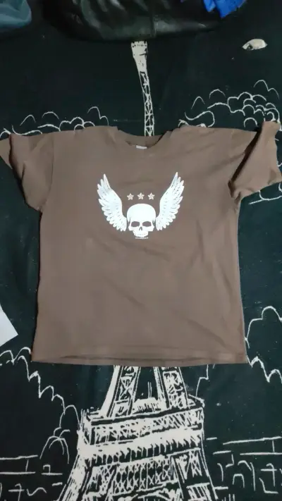 Polera marrón con diseño de calavera de ADN store - miniatura 1