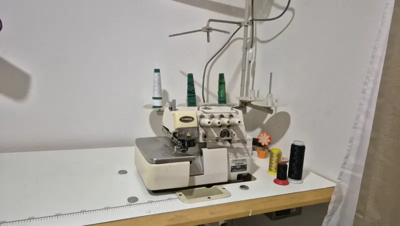 Máquina overlock industrial Typical usada - 1