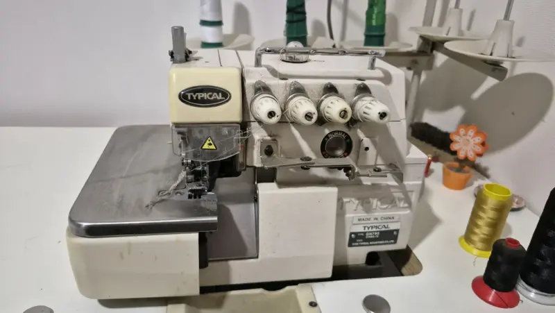 Máquina overlock industrial Typical usada - 3