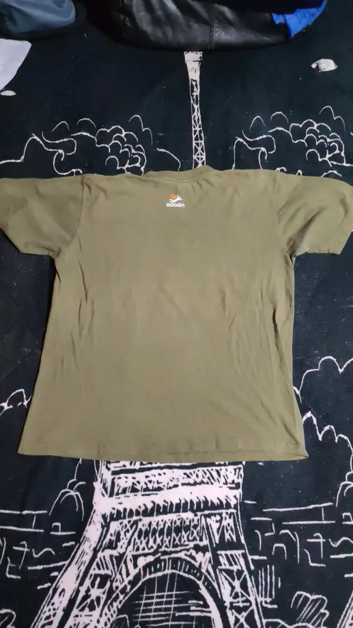 Polera verde con diseño - 2