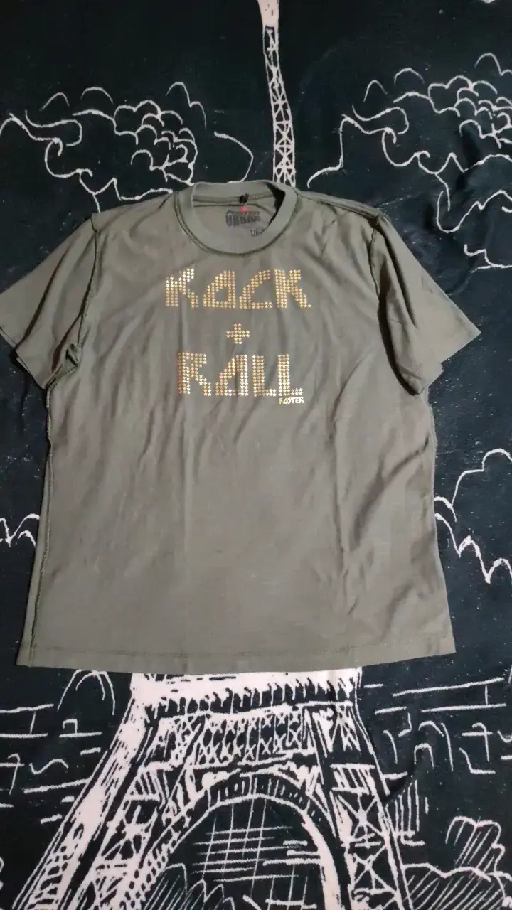 Polera verde con diseño Rock & Roll - 1