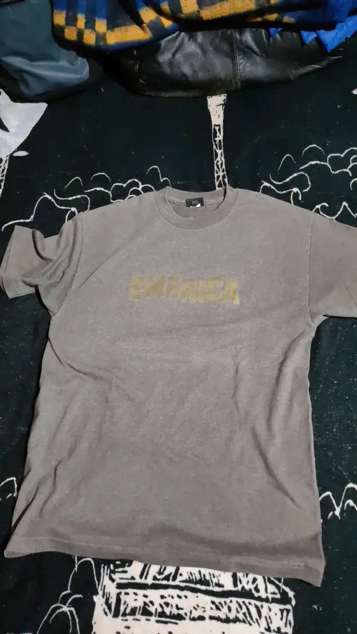 Polera gris Emerica de algodón