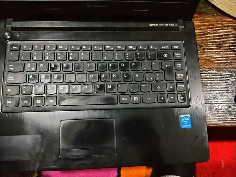 Laptop Lenovo con audio Dolby - 2