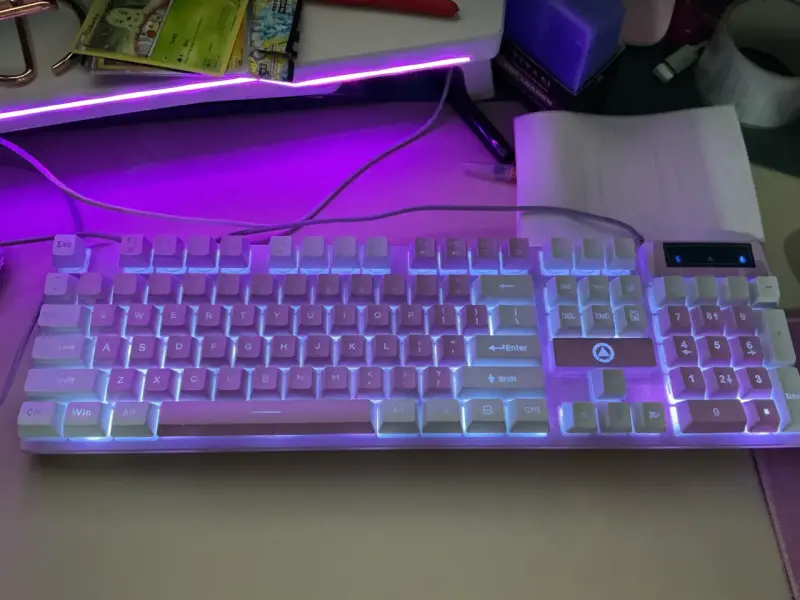 Teclado mecánico retroiluminado lila y blanco - 2