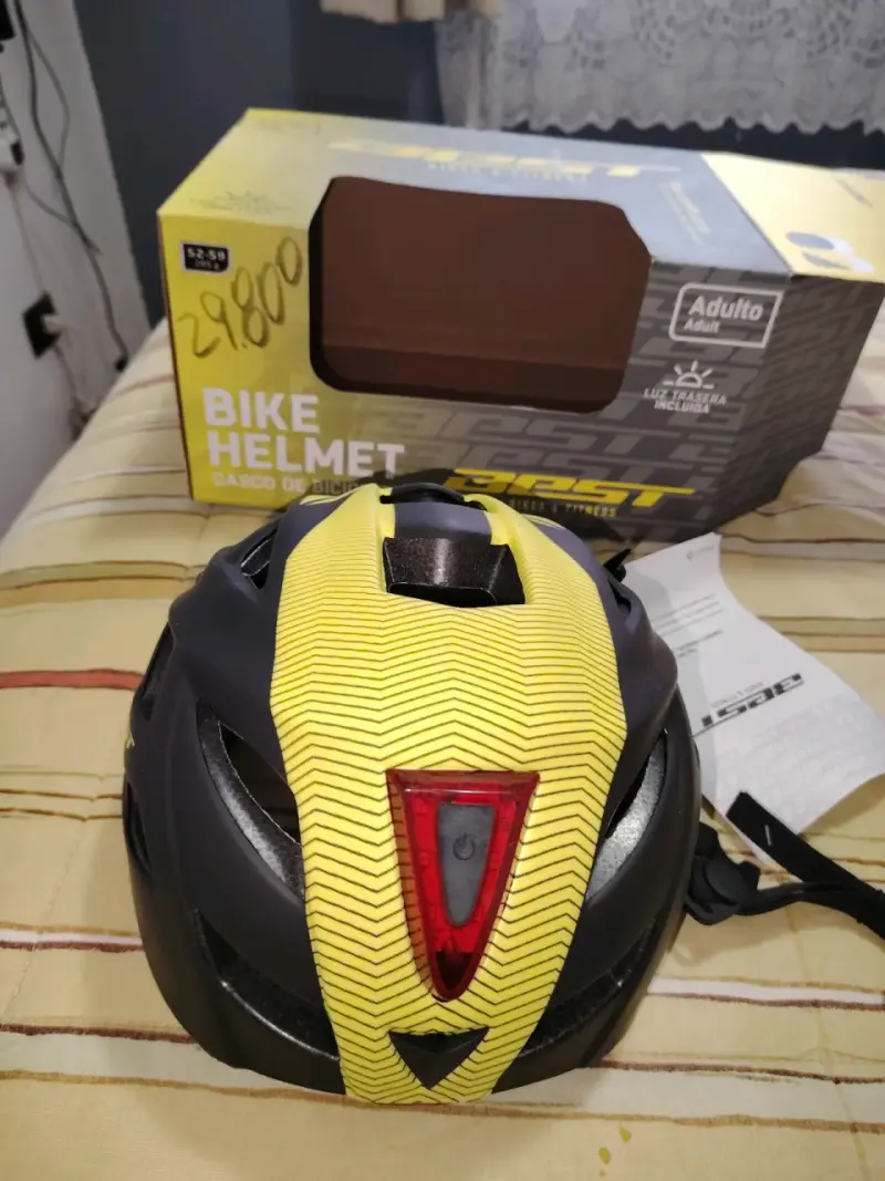 Casco de bicicleta con luz trasera - 1