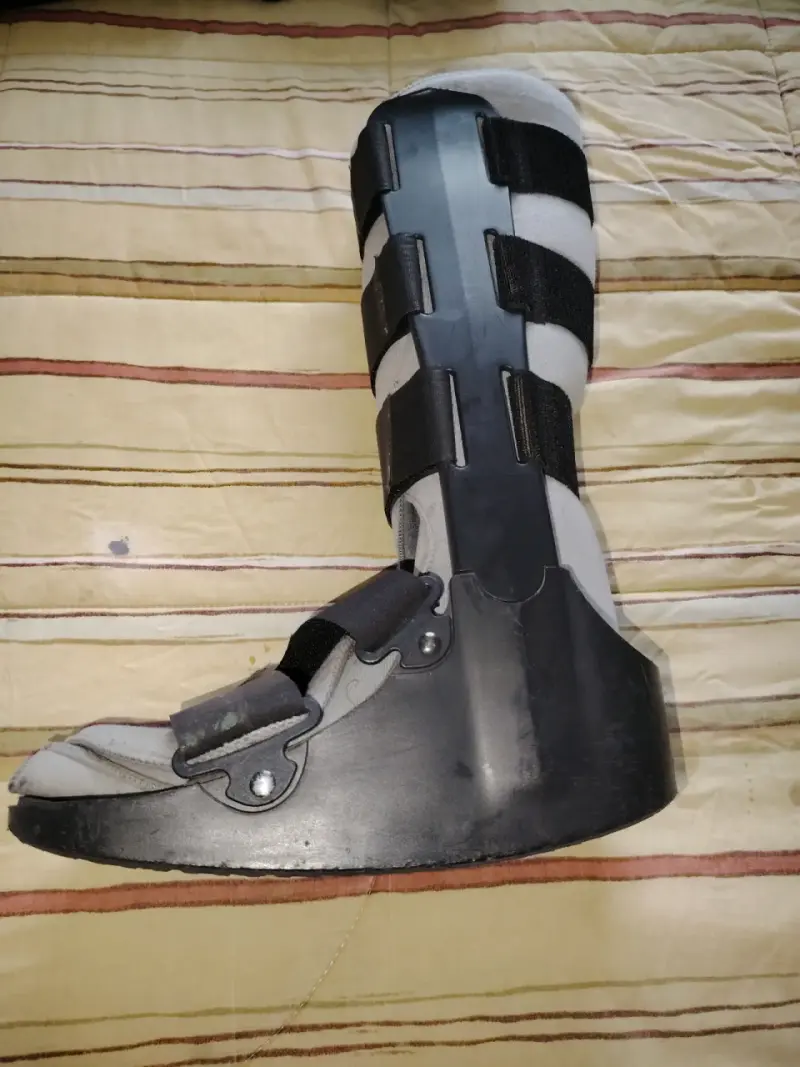 Bota ortopédica de inmovilización gris y negra