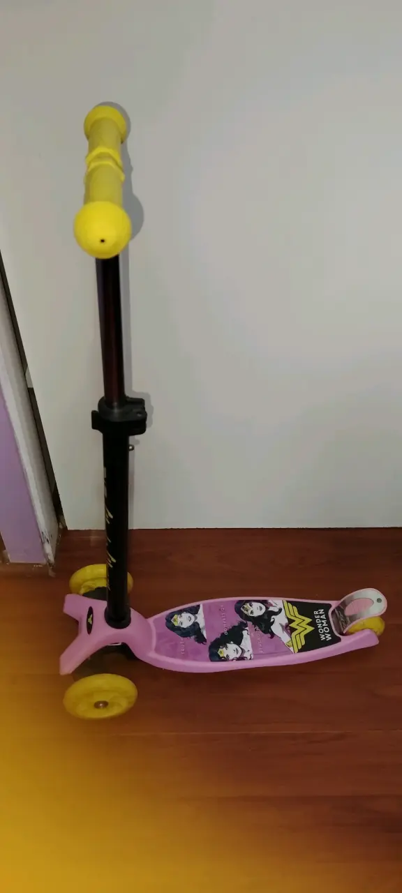 Patinete infantil Wonder Woman rosa y amarillo