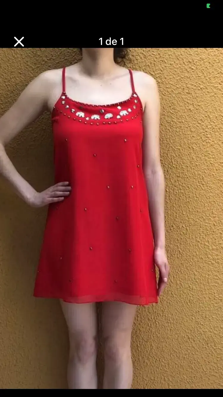 Vestido rojo con detalles bordados