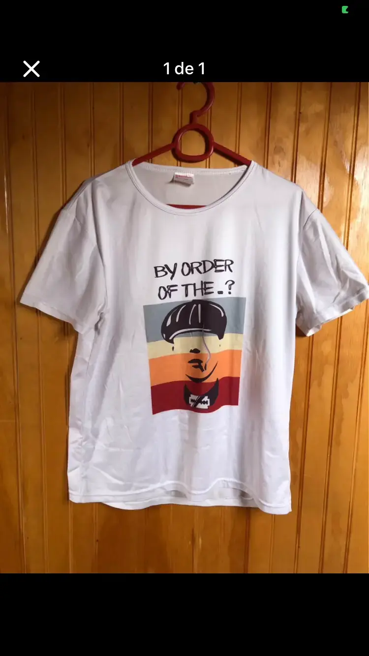 Polera blanca con diseño gráfico