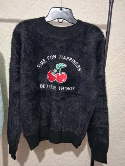 Suéter negro con diseño de cerezas - miniatura 1