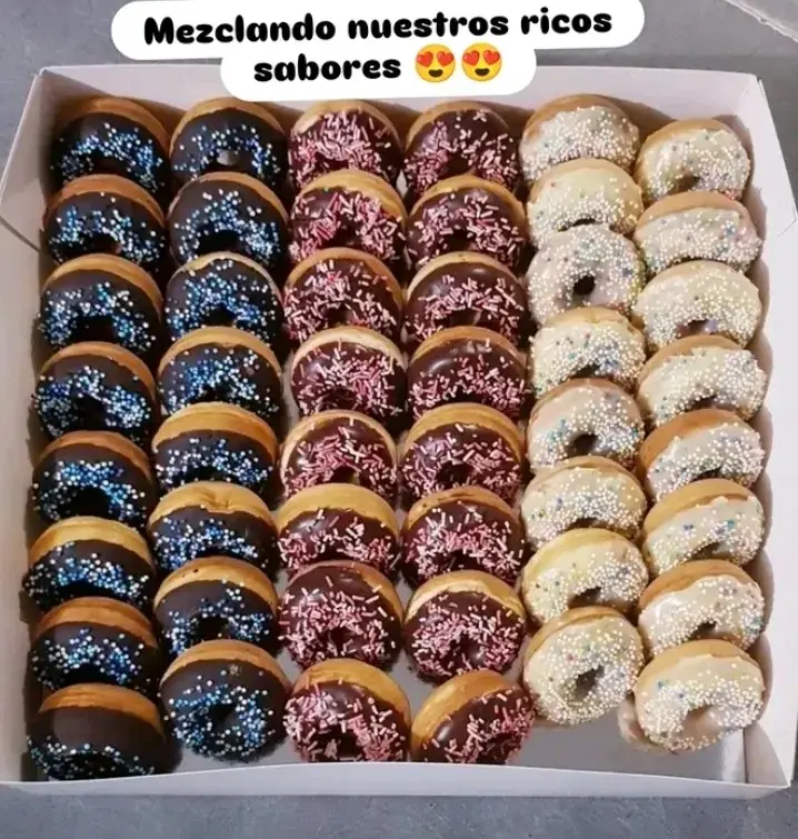 Caja de mini donuts surtidos con cobertura