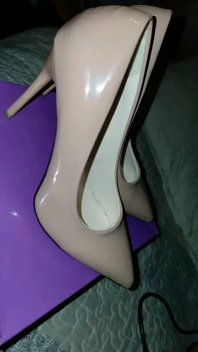 Zapatos de tacón beige elegantes - miniatura 2