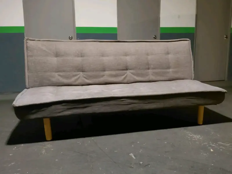 Sofá cama gris moderno con patas de madera - 1