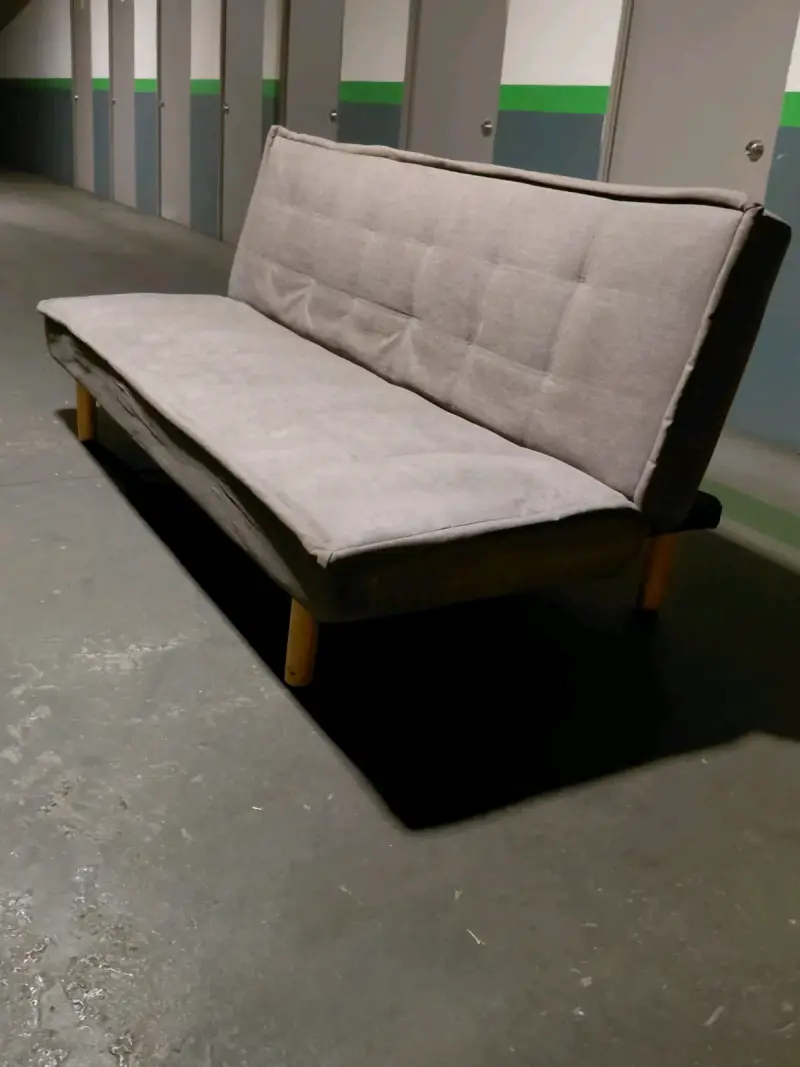 Sofá cama gris moderno con patas de madera - 2