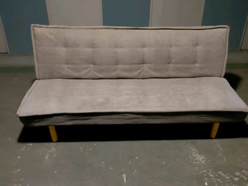 Sofá cama gris moderno con patas de madera - 3