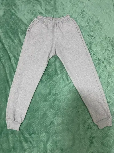 Conjunto de buzos deportivos gris y negro - miniatura 3
