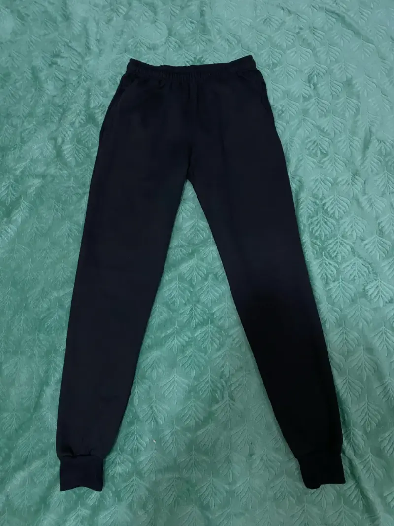 Conjunto de buzos deportivos gris y negro - 5