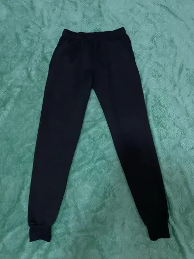 Conjunto de buzos deportivos gris y negro - miniatura 5