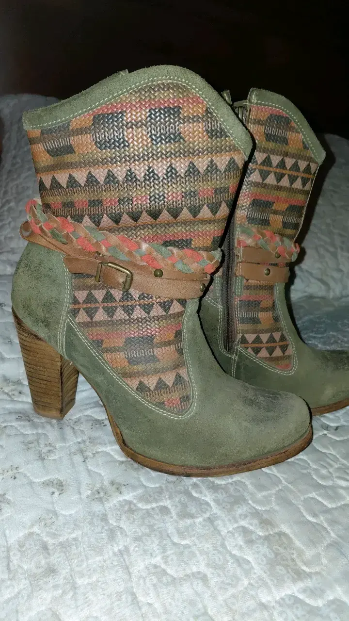 Botines de gamuza con diseño étnico - 2