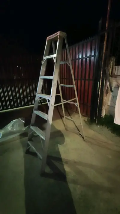 Escalera de aluminio  Marca Werner 6 peldaños - miniatura 1