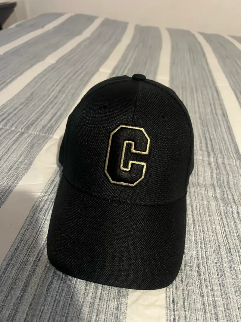 Gorra negra con letra C bordada - 1