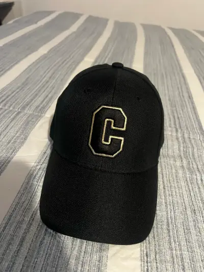 Gorra negra con letra C bordada - miniatura 1