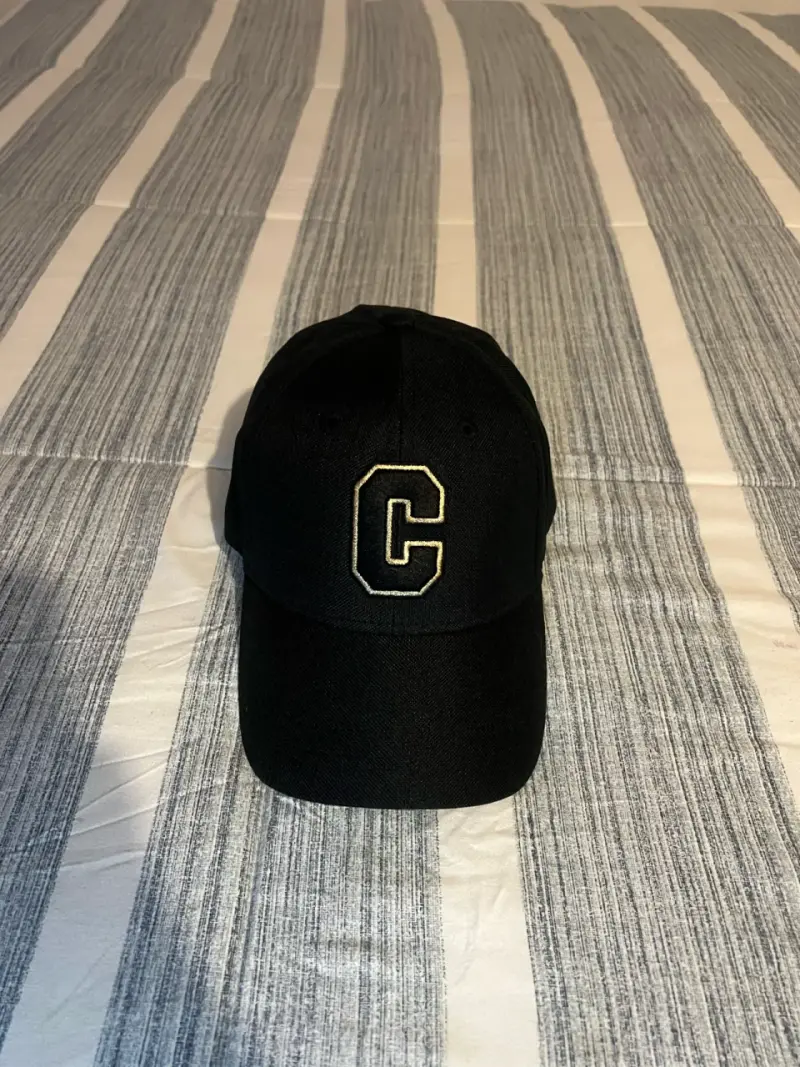 Gorra negra con letra C bordada - 2