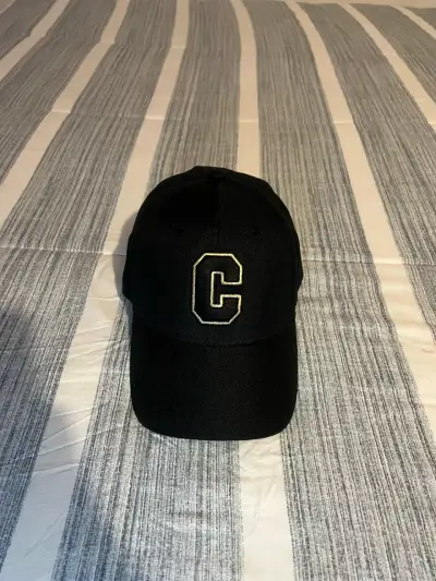 Gorra negra con letra C bordada - miniatura 2
