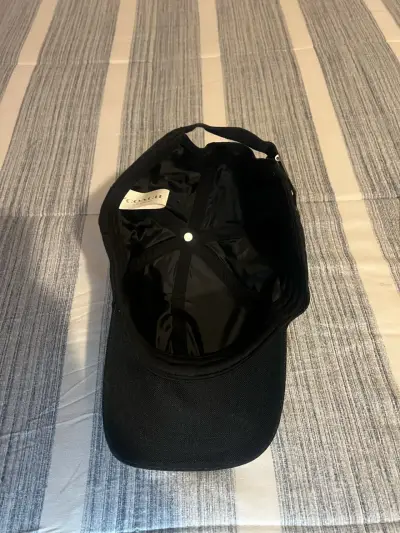 Gorra negra con letra C bordada - miniatura 3