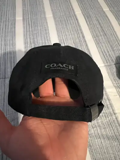Gorra negra con letra C bordada - miniatura 6