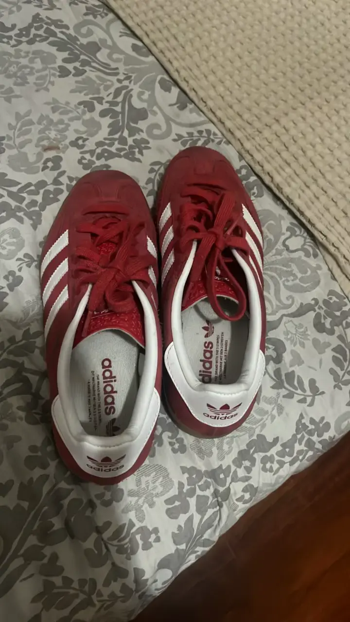 Zapatillas Adidas rojas clásicas