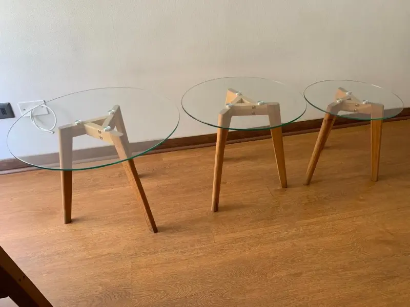 Juego de mesas auxiliares de vidrio y madera