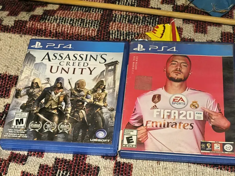 Juegos PS4 Assassin's Creed Unity y FIFA 20