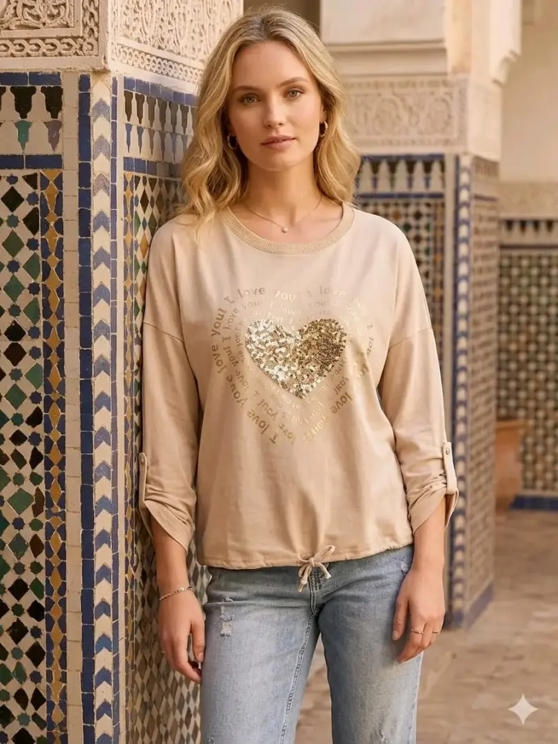 Polera con diseño de corazón dorado - 1