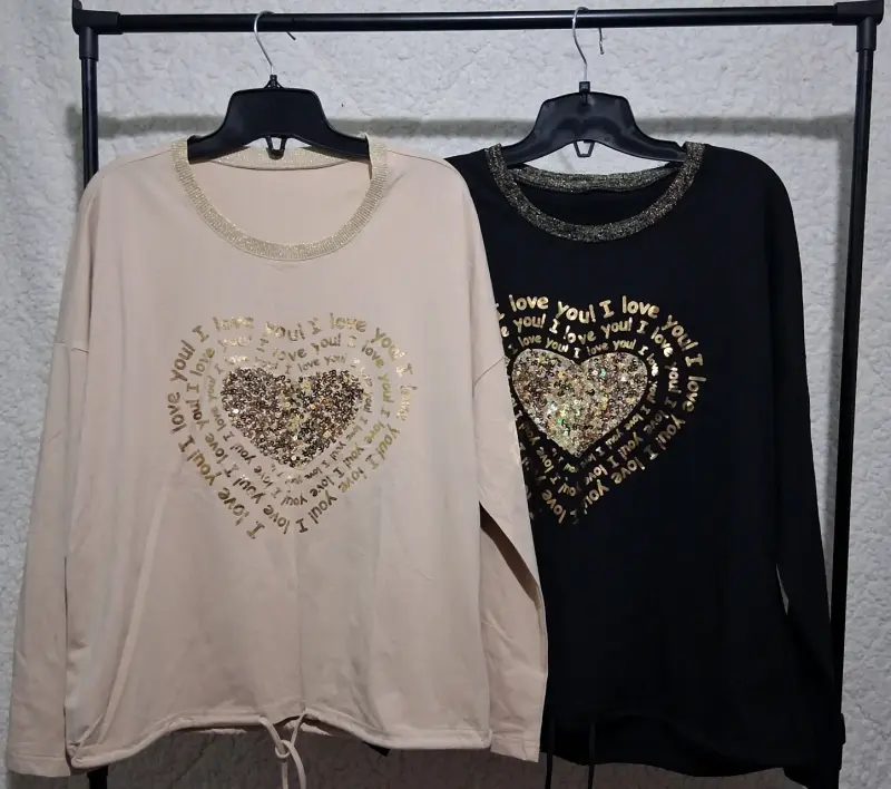 Polera con diseño de corazón dorado - 3