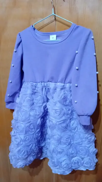 Vestido infantil lila con detalles de rosas - miniatura 1