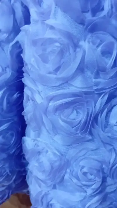 Vestido infantil lila con detalles de rosas - miniatura 2