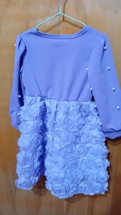Vestido infantil lila con detalles de rosas - miniatura 4