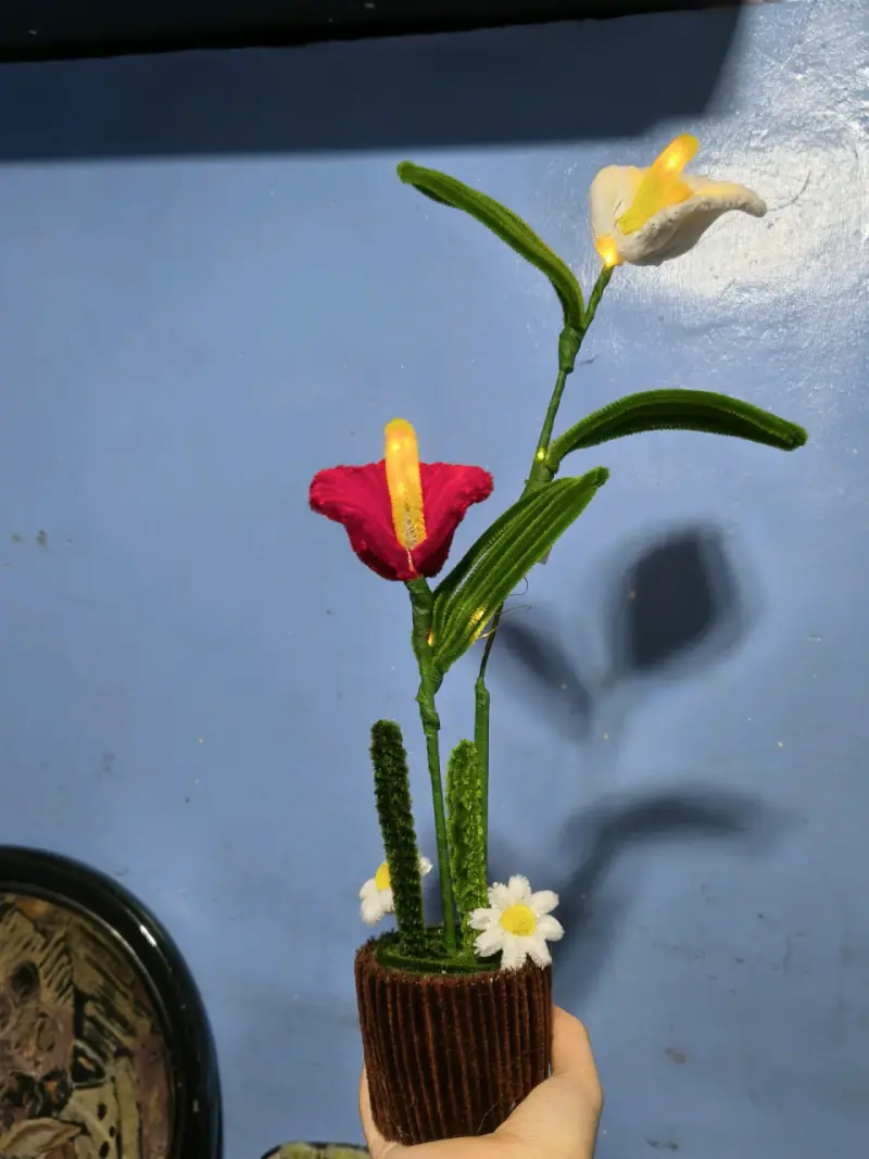 Decoración floral de limpiapipas en maceta con luz - 2