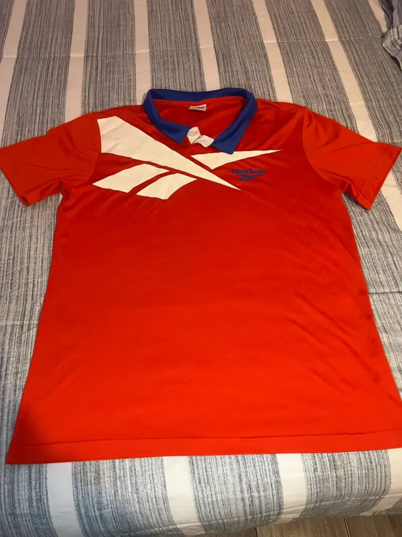 Polera deportiva Reebok roja con cuello azul - 1