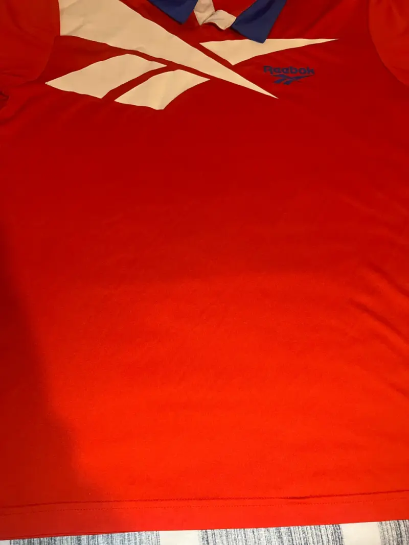 Polera deportiva Reebok roja con cuello azul - 2