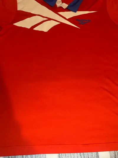 Polera deportiva Reebok roja con cuello azul - miniatura 2