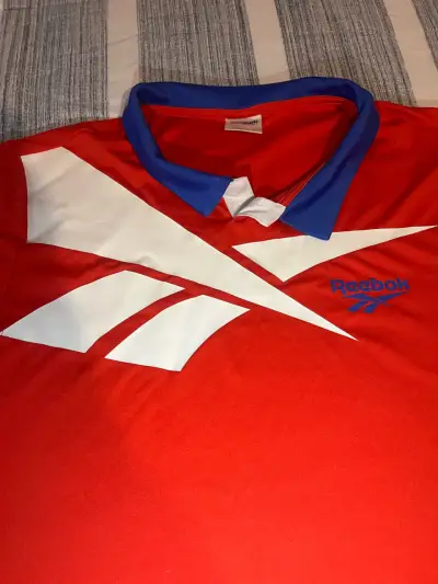 Polera deportiva Reebok roja con cuello azul - miniatura 3