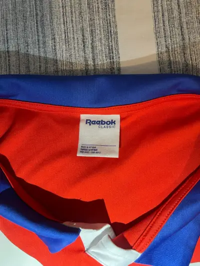 Polera deportiva Reebok roja con cuello azul - miniatura 4