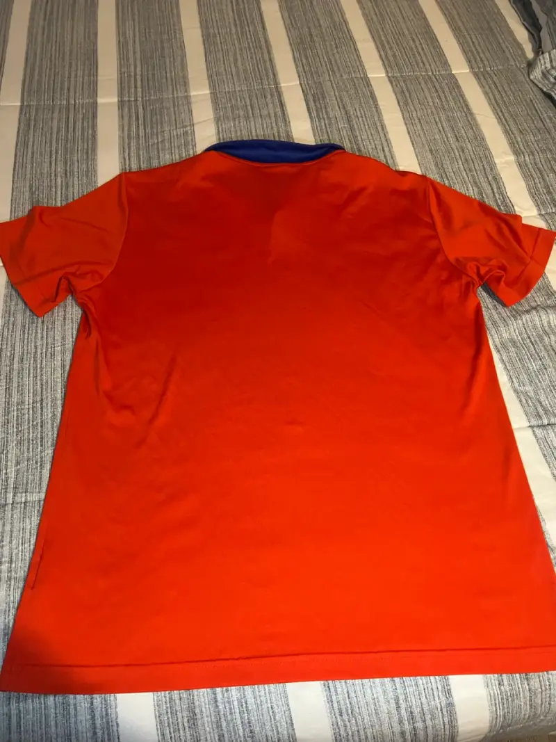 Polera deportiva Reebok roja con cuello azul - 5