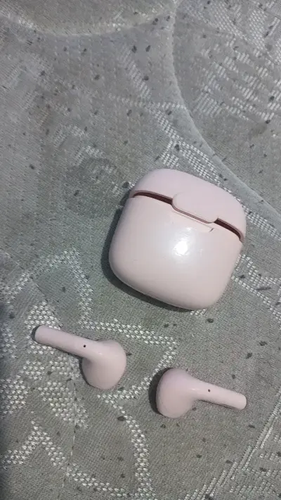 Auriculares inalámbricos rosados con estuche - miniatura 1